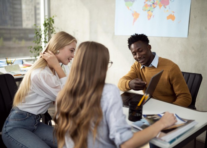 Personnes regardant un ordinateur portable © Freepik