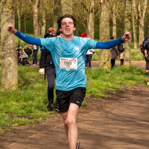 Un jeune homme, portant le maillot inalco, court les bras lev&eacute;s pour c&eacute;l&eacute;brer