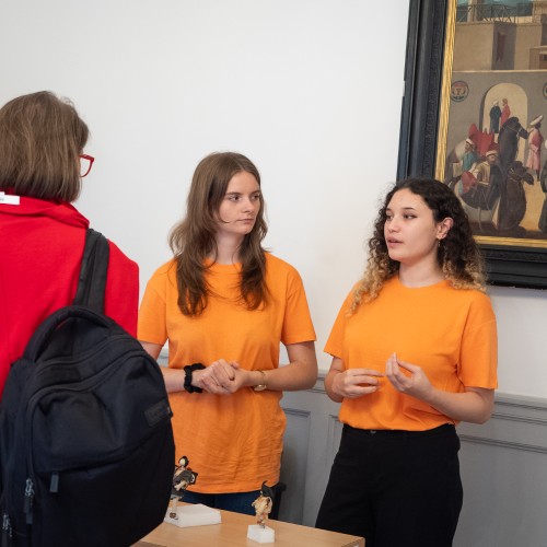 Les bénévoles des Journées du patrimoine sont regroupés autour d'une table pour discuter de l'organisation