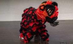 Danseurs dans un costume rouge de lion chinois, r&eacute;alisant ici la "Danse de la licorne"