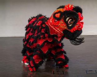 Danseurs dans un costume rouge de lion chinois, r&eacute;alisant ici la "Danse de la licorne"