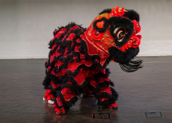 Danseurs dans un costume rouge de lion chinois, r&eacute;alisant ici la "Danse de la licorne"