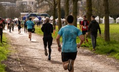 &Eacute;tudiant portant le maillot bleu de l'inalco, courant vers l'arriv&eacute;e