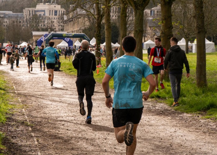 &Eacute;tudiant portant le maillot bleu de l'inalco, courant vers l'arriv&eacute;e