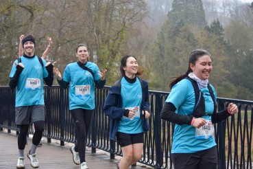 Quatre &eacute;tudiants courent sur un pont