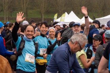 Quatre membres de l'inalco saluent en  direction de l'objectif