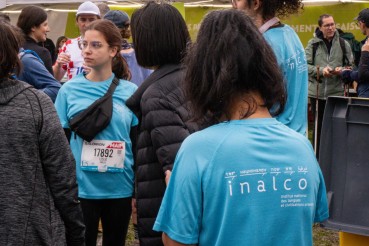 Etudiante de dos, on peut lire "inalco"