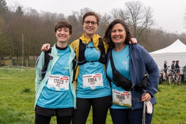 Trois femmes adultes portent le maillot inalco et posent devant l'objectif
