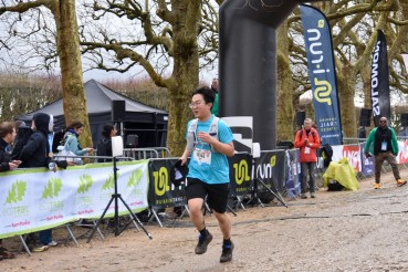 Un &eacute;tudiant regarde son temps &agrave; l'arriv&eacute;e