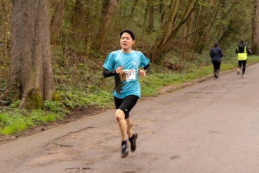 Un &eacute;tudiant japonais portant le maillot bleu inalco court